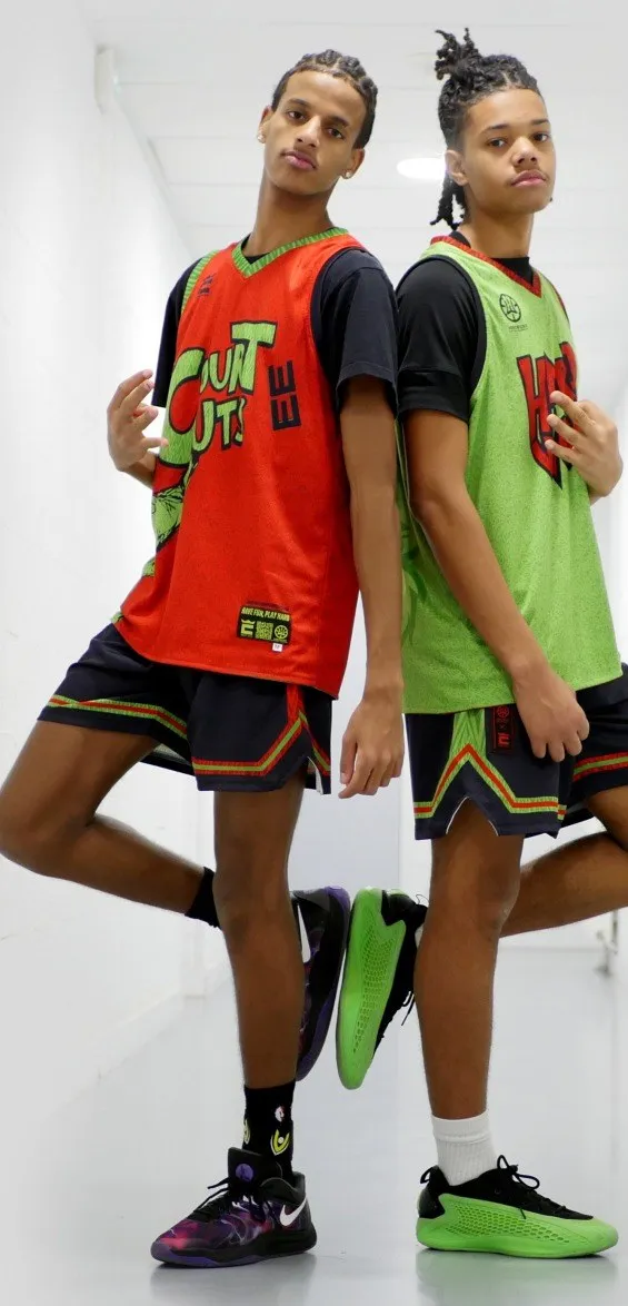 Deux joueurs dos à dos, l'un en maillot CourtCuts rouge, l'autre en maillot Hardwork vert