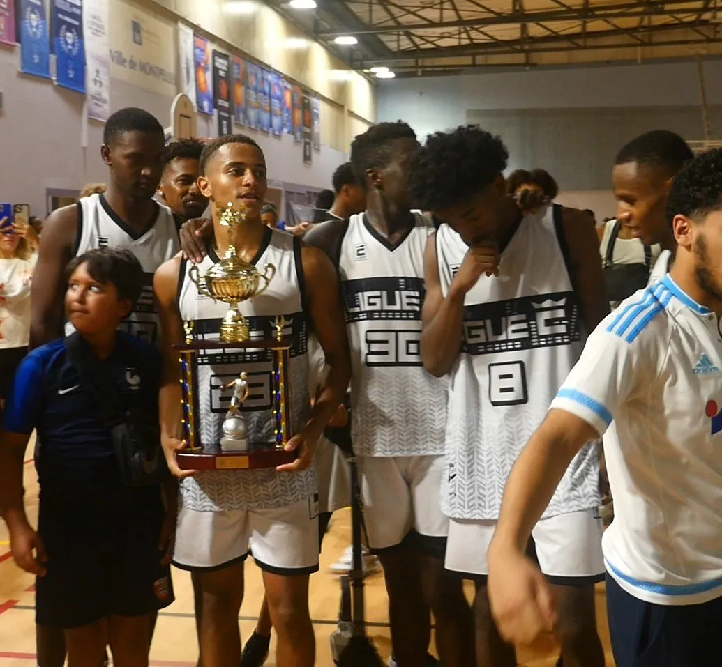 Les vainqueurs de l'édition 2022 posent avec le trophée