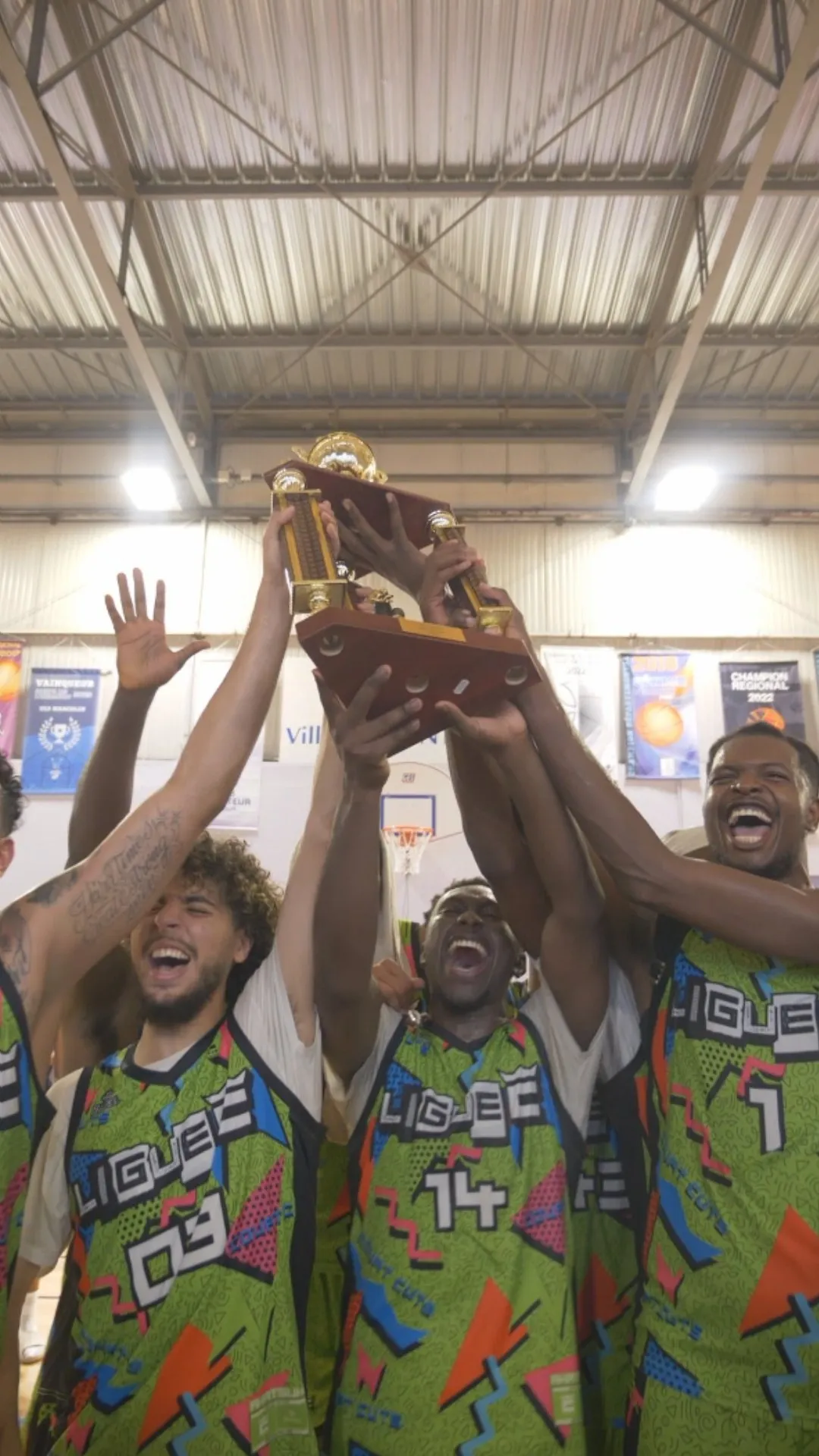 Les champions de l'édition 2023 soulèvent le trophée en maillot vert de la Ligue C