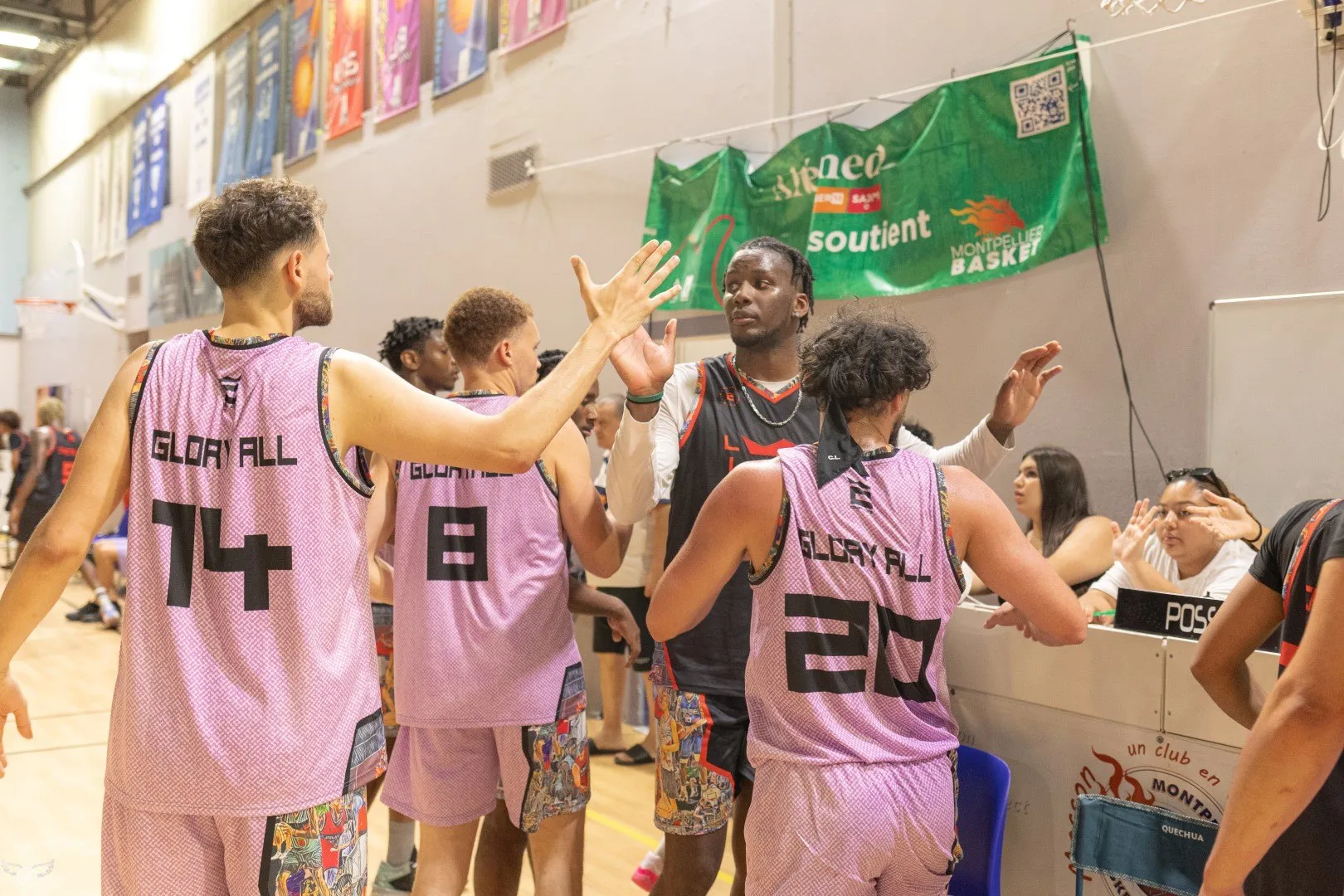 Les joueurs de Glory All se congratulent au bord du terrain