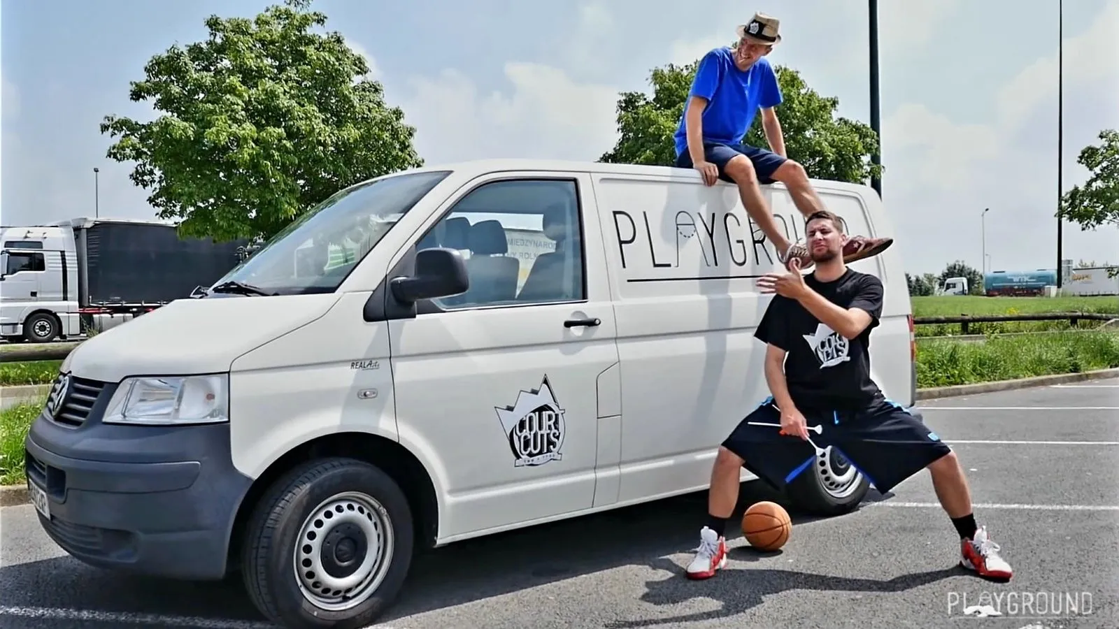 Le van CourtCuts floqué « Playground », un joueur assis sur le toit et un autre au sol, ballon en main