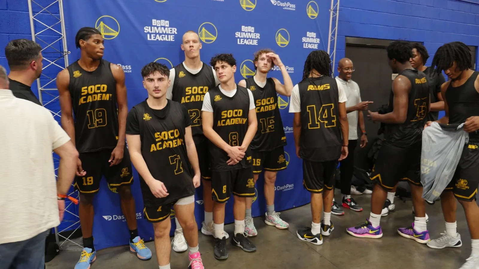 Une équipe accompagnée par CourtCuts devant le fond de la Summer League 2024 des Golden State Warriors, en maillot SOCO Academy