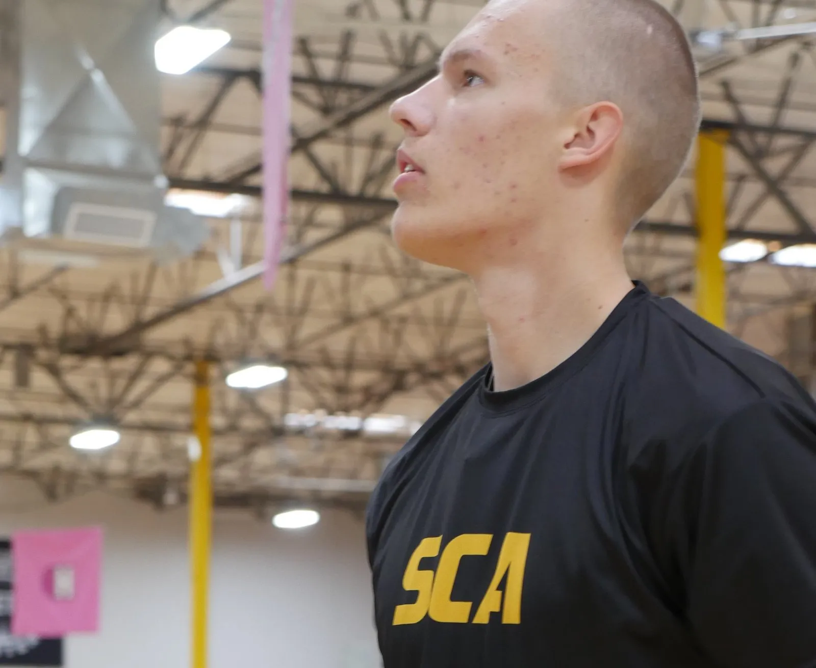 Un joueur français de profil, en maillot de la SCA Academy, pendant un entraînement